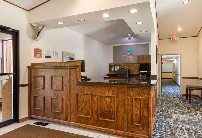 בית מלון כפרי Quality Inn Petoskey Harbor Springs