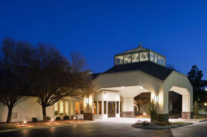 هتل Quality Inn & Suites Downtown   University Area