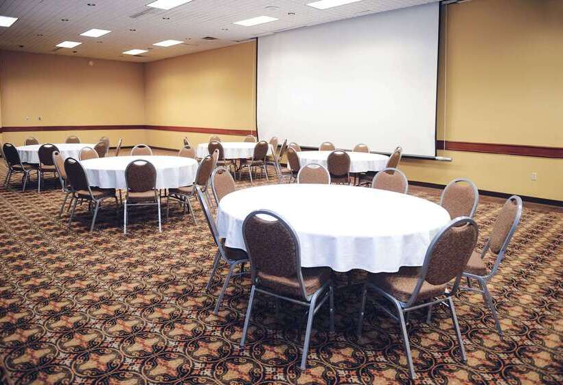 בית מלון כפרי Quality Inn & Suites Ames Conference Center Near Isu Campus