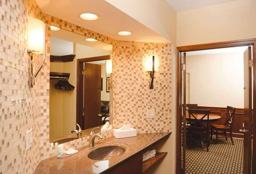 בית מלון כפרי Quality Inn & Suites Ames Conference Center Near Isu Campus