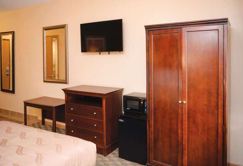 בית מלון כפרי Quality Inn & Suites Ames Conference Center Near Isu Campus