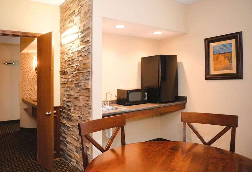 בית מלון כפרי Quality Inn & Suites Ames Conference Center Near Isu Campus