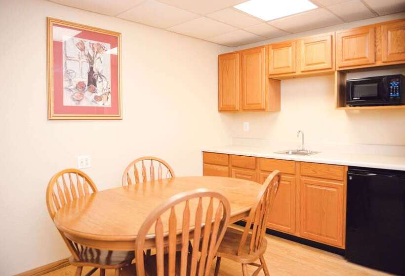 בית מלון כפרי Quality Inn & Suites Ames Conference Center Near Isu Campus