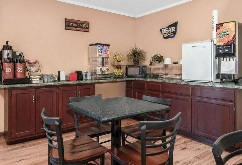 هتل Travelodge By Wyndham Dodge City