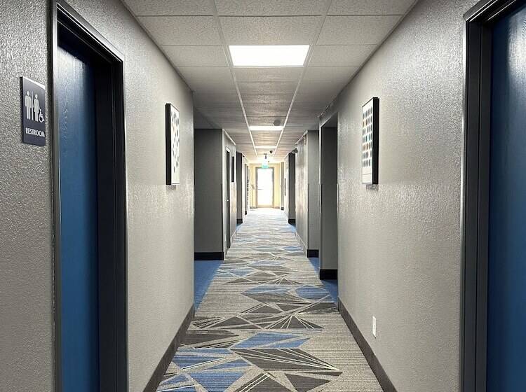 هتل American Inn Cedar Rapids South