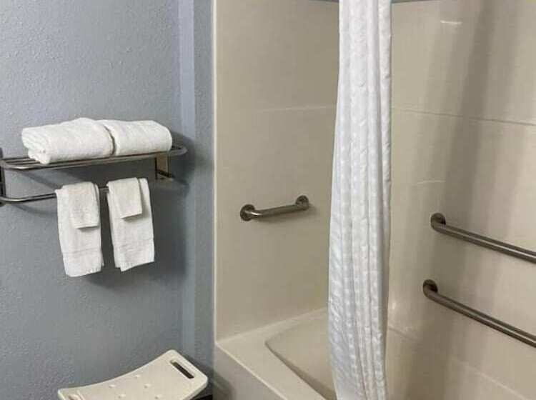 هتل American Inn Cedar Rapids South