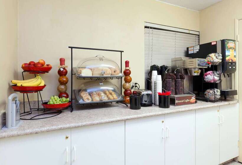 Отель Americas Best Value Inn & Suites Bakersfield Central