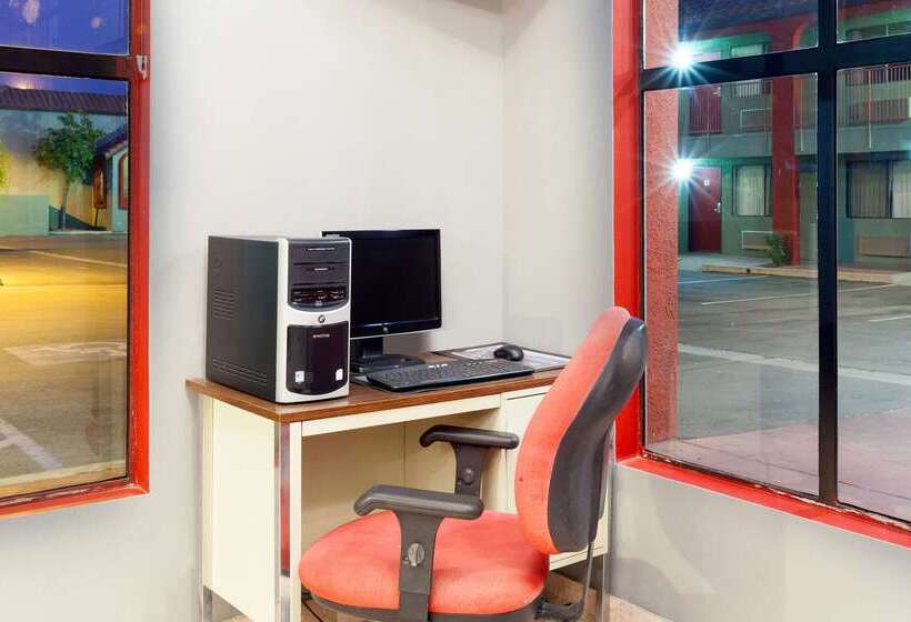Отель Americas Best Value Inn & Suites Bakersfield Central