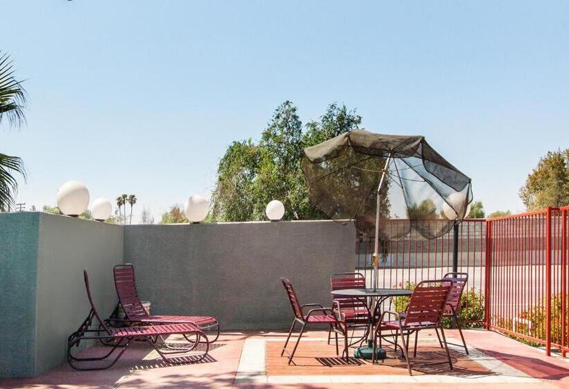Отель Americas Best Value Inn & Suites Bakersfield Central