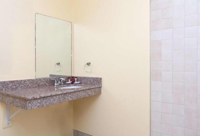 Отель Americas Best Value Inn & Suites Bakersfield Central