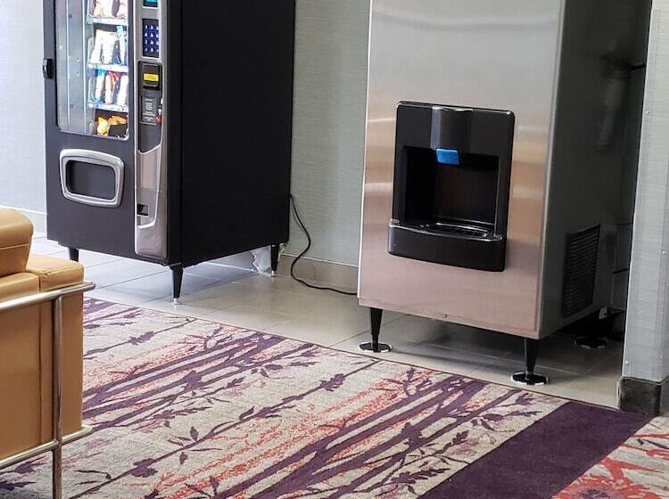 هتل Best Western Inn At The Rochester Airport