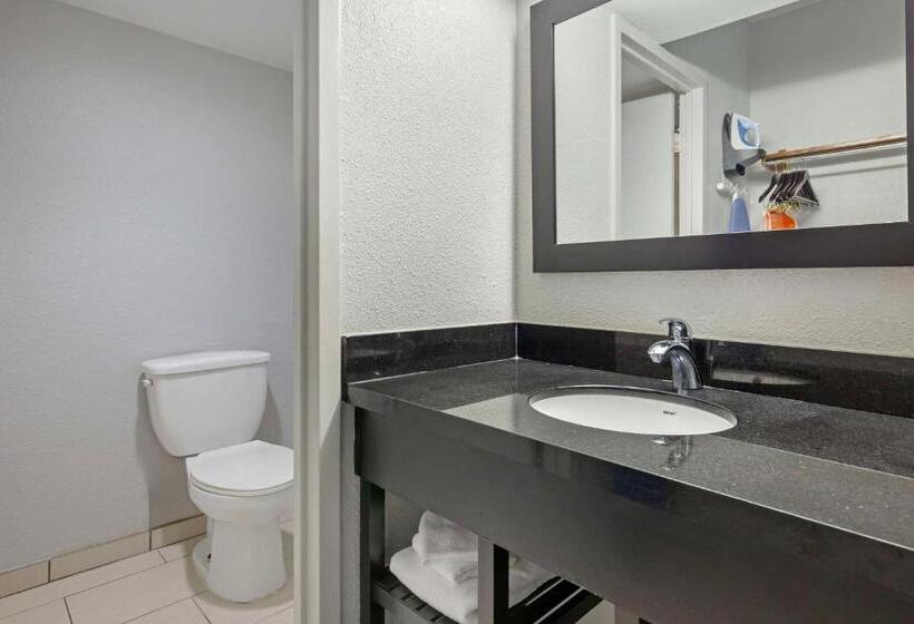 Clarion Hotel & Suites Bwi Airport North