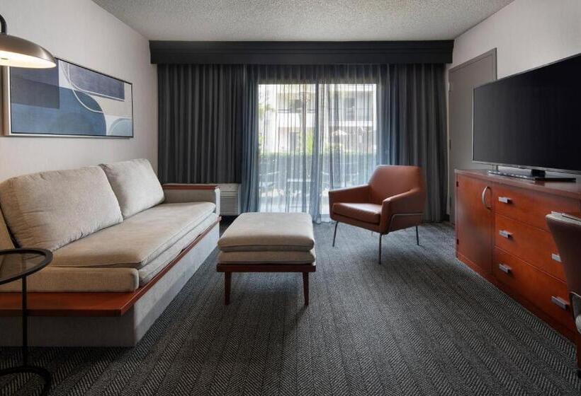 هتل Courtyard By Marriott Fresno