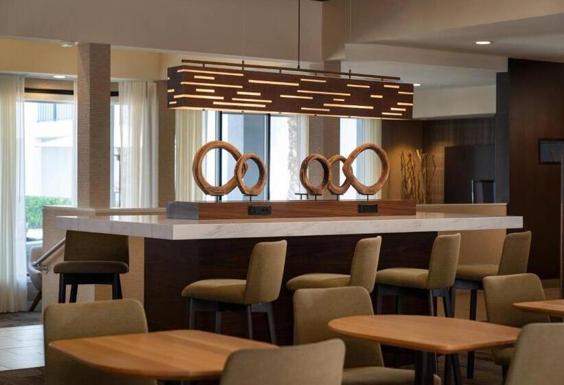 هتل Courtyard By Marriott Fresno