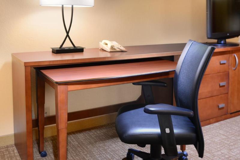 هتل Courtyard By Marriott San Antonio Airport