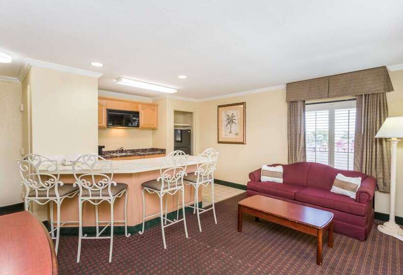 هتل Days Inn By Wyndham Destin