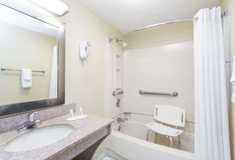 هتل Days Inn By Wyndham Destin