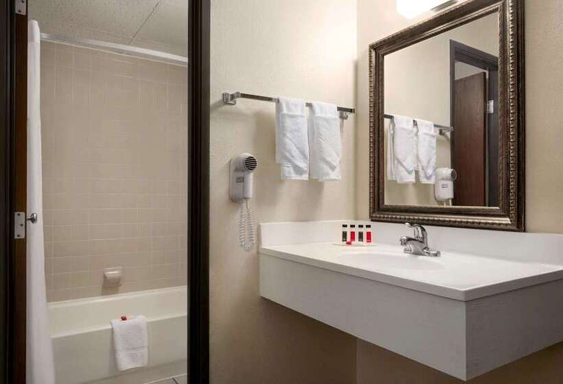 هتل Days Inn By Wyndham Fort Collins