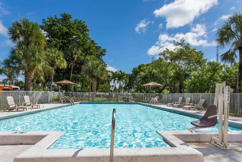 هتل Days Inn By Wyndham Fort Lauderdale Airport Cruise Port