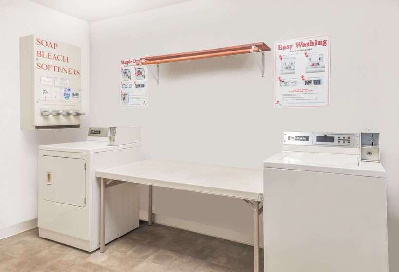 בית מלון כפרי Days Inn By Wyndham Hannibal