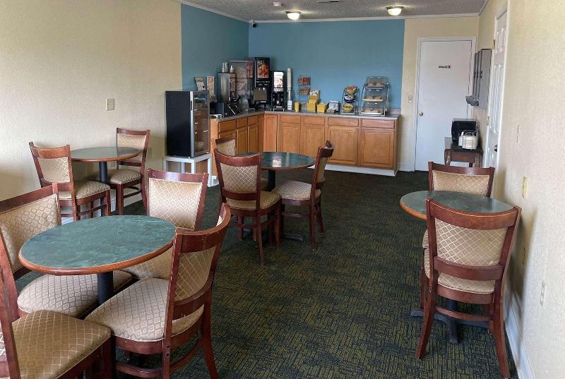 בית מלון כפרי Days Inn By Wyndham Hannibal