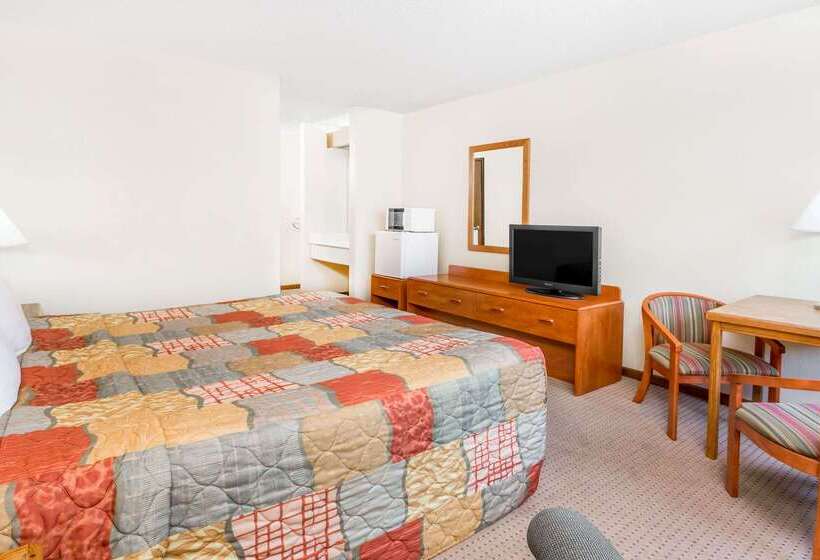 בית מלון כפרי Days Inn By Wyndham Iron Mountain