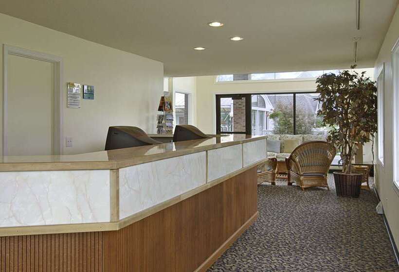 هتل Days Inn By Wyndham Mackinaw City  Lakeview