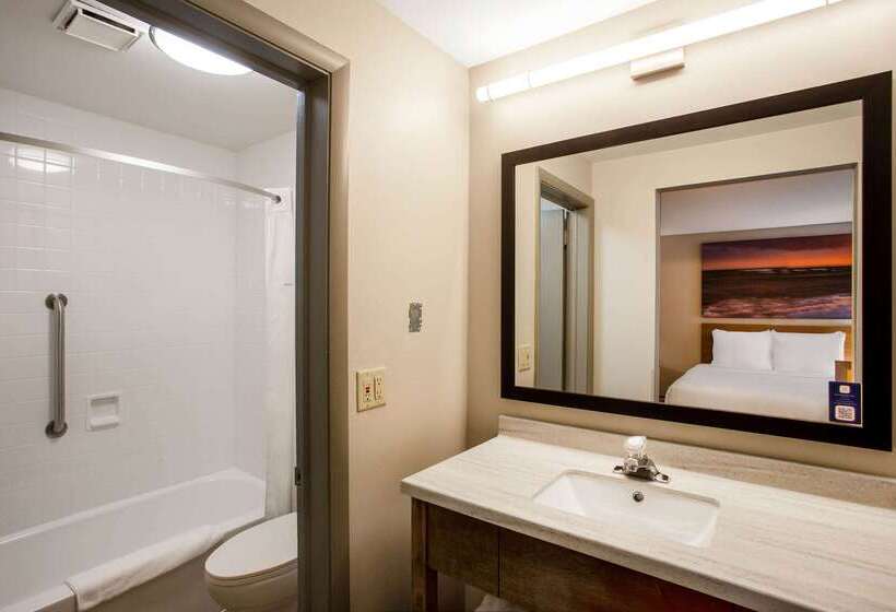 هتل Days Inn By Wyndham Marquette