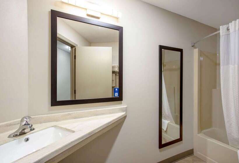 هتل Days Inn By Wyndham Marquette
