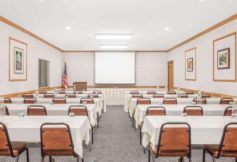 هتل Days Inn By Wyndham Marquette
