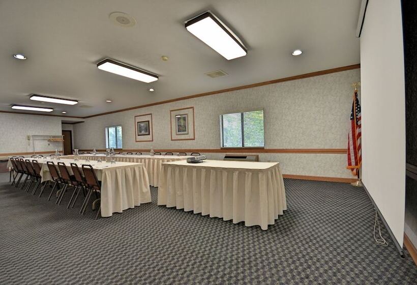 هتل Days Inn By Wyndham Marquette