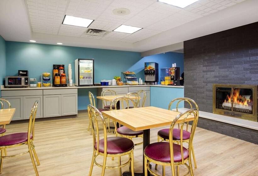 هتل Days Inn By Wyndham Marquette