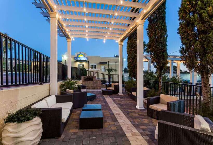 בית מלון כפרי Days Inn By Wyndham Pensacola  Historic Downtown