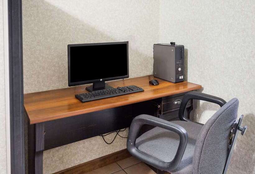 هتل Days Inn & Suites By Wyndham Huntsville