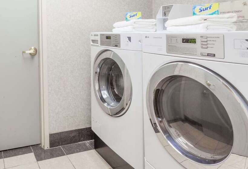 هتل Days Inn & Suites By Wyndham Huntsville