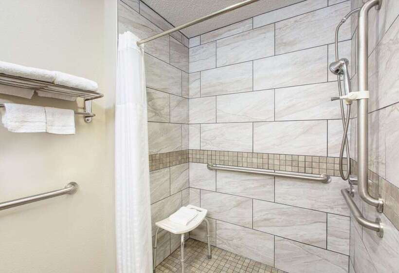 هتل Days Inn & Suites By Wyndham Wisconsin Dells