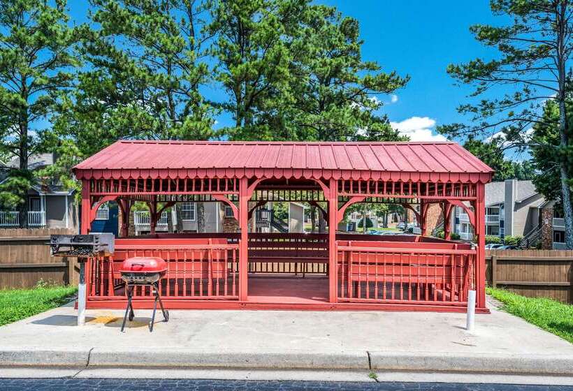 هتل Econo Lodge Inn & Suites University