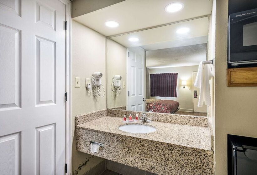 هتل Econo Lodge Inn & Suites University