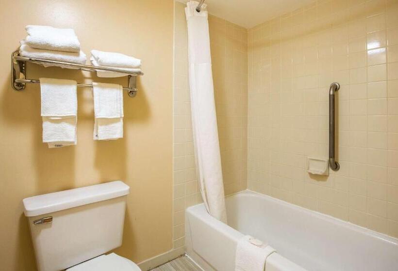 هتل Econo Lodge Naval Station Norfolk
