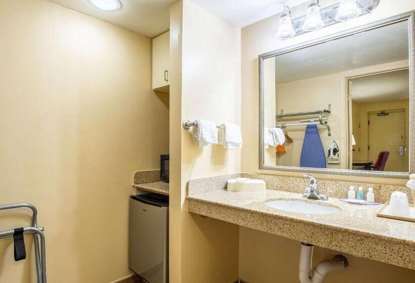 هتل Econo Lodge Naval Station Norfolk