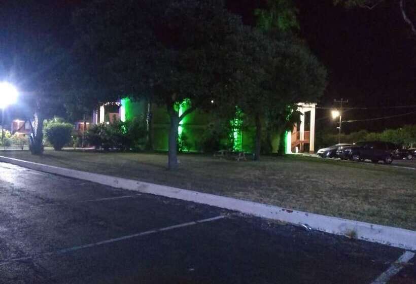 ホテル Knights Inn San Antonio Near Frost Bank Center