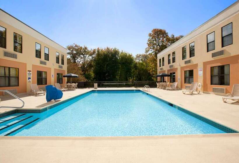 酒店 La Casa Inn & Suites Middleboro