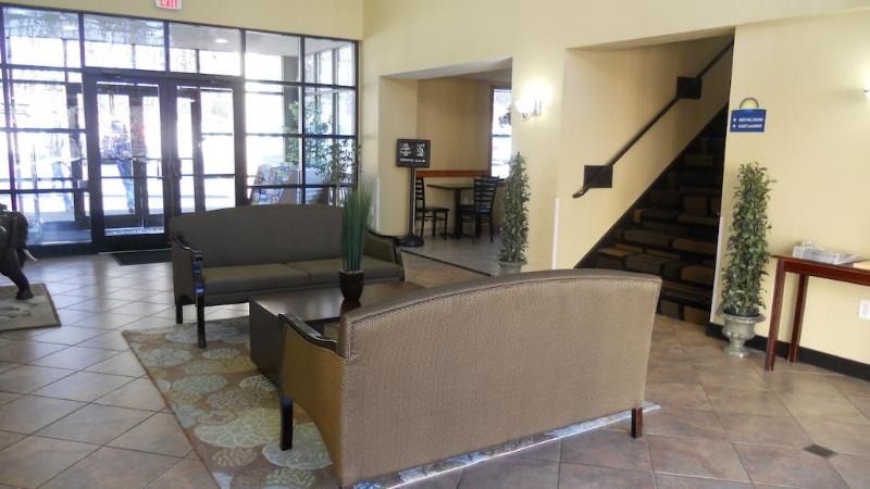 酒店 La Casa Inn & Suites Middleboro