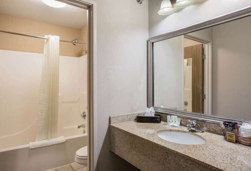 هتل Quality Inn & Suites Lawrence University Area