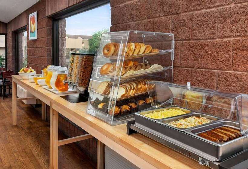 هتل Ramada By Wyndham Albuquerque Airport