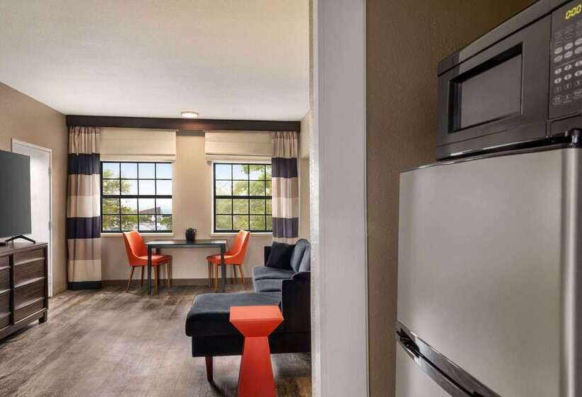 هتل Ramada By Wyndham Albuquerque Airport
