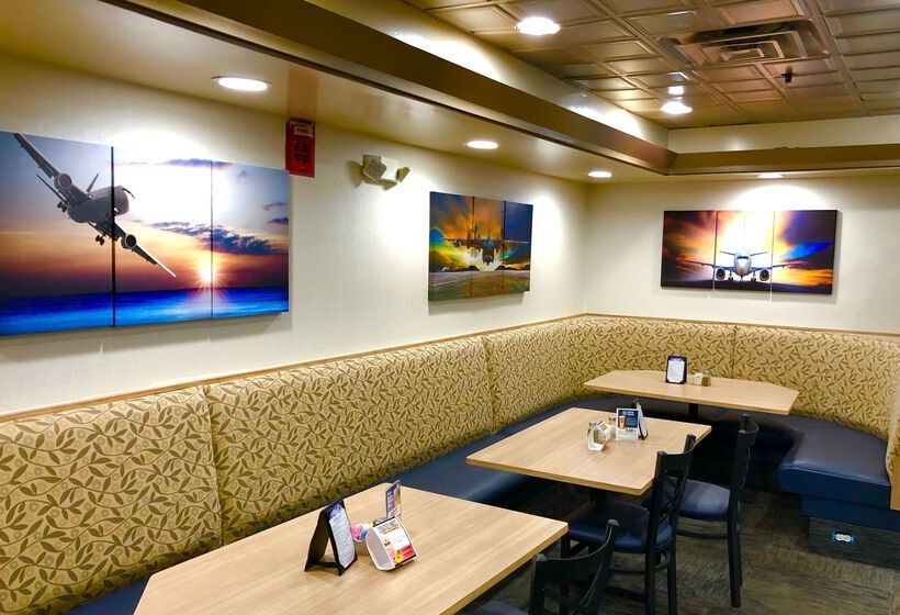 هتل Wingate By Wyndham Detroit Metro Airport