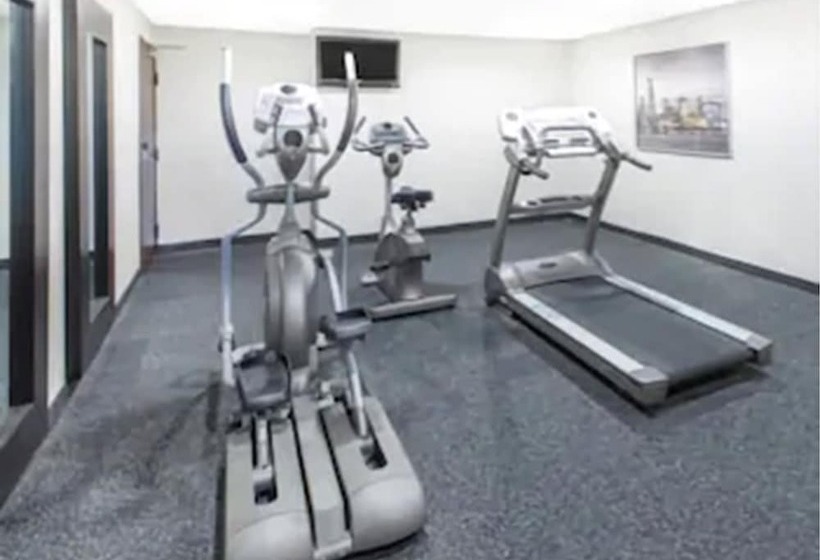 هتل Wingate By Wyndham Detroit Metro Airport