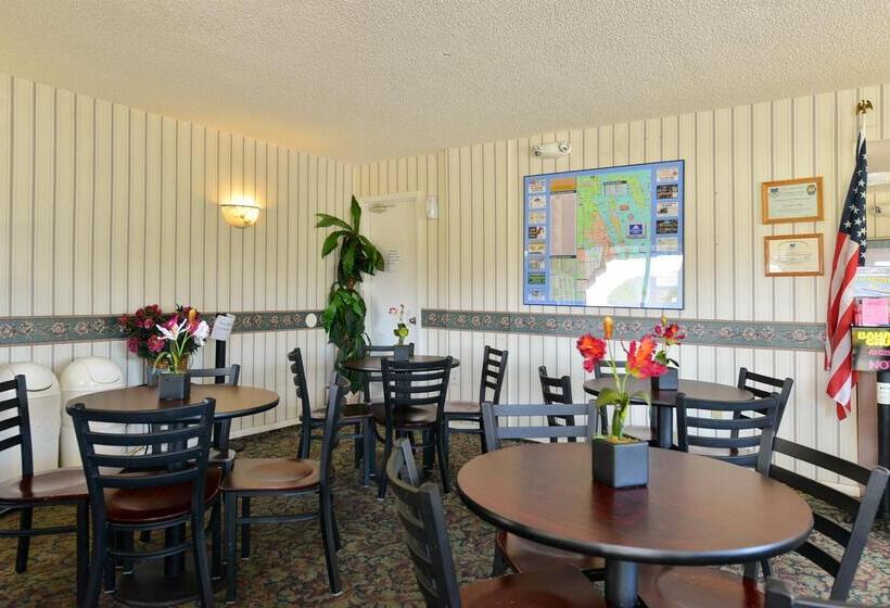 בית מלון כפרי Americas Best Value Inn Satellite Beach Melbourne