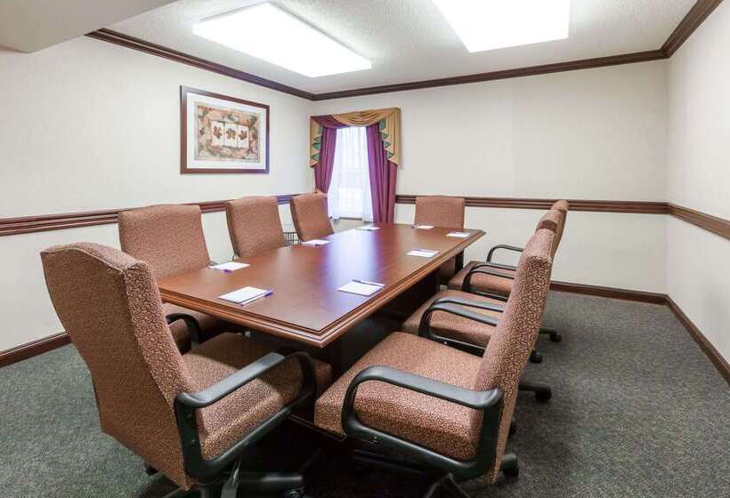 ホテル Hometowne Studios By Red Roof Auburn Hills